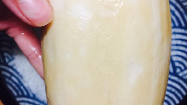 桂花糯米藕,灌满糯米后把切开的莲藕两头用牙签插回去,最好多插几根固定,糯米煮熟会膨胀