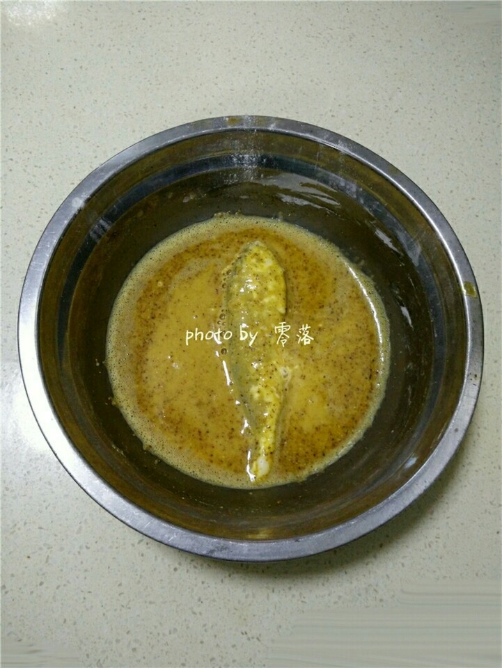 浇汁小黄鱼,小黄鱼拭干表面水分,先拍上一层薄薄的干淀粉,再裹一层蛋液糊;