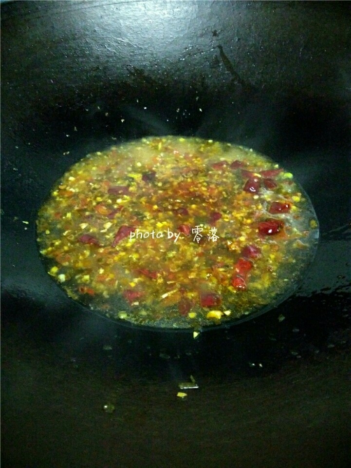 浇汁小黄鱼,调入适量清水，适量胡椒粉，<a style='color:red;display:inline-block;' href='/shicai/ 768'>香醋</a>，<a style='color:red;display:inline-block;' href='/shicai/ 788'>生抽</a>，<a style='color:red;display:inline-block;' href='/shicai/ 3729'>白糖</a>，盐，大火烧开；
