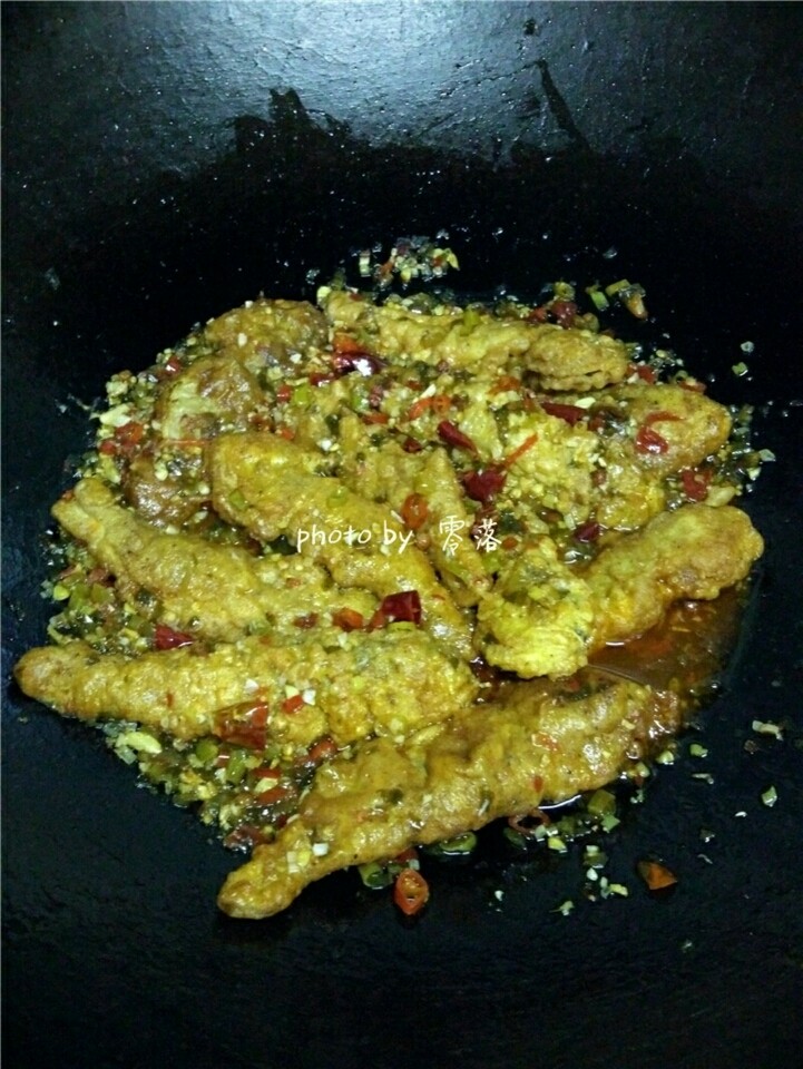 浇汁小黄鱼,小黄鱼裹上汤汁后,再略煮一会儿,关火;