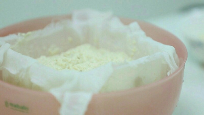 纯手工自制豆腐,点好后要保温静止20-30分钟,让沉淀充分反应。