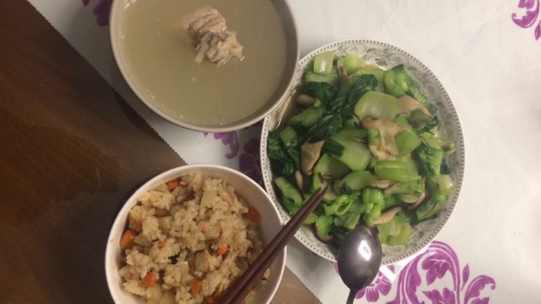 产妇宜食 炝炒香菇油菜,最后我的晚餐。五味饭、通草排骨汤!