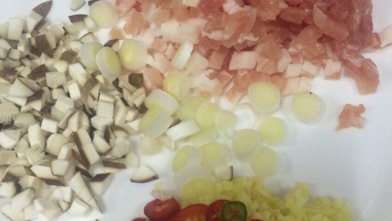 麒麟豆腐,香菇切丁,其他配菜切丁