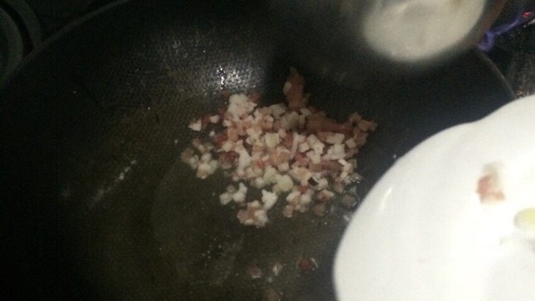 麒麟豆腐,色拉油烧热,肉末下锅