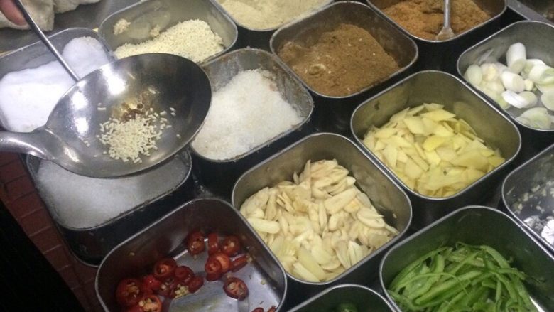 麒麟豆腐,加水,加入盐、味精、糖、胡椒、料酒、鸡汁,香油,生抽