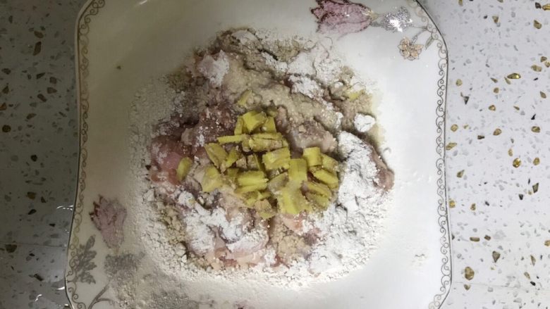 香菇嫩肉粉条,猪肉切丁加入料酒 面粉 少许盐 料酒 生姜腌制备用 这样会使肉质更柔嫩