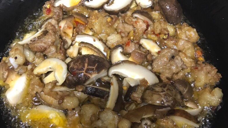 香菇嫩肉粉条,放入香菇 花椒 少许白糖翻炒