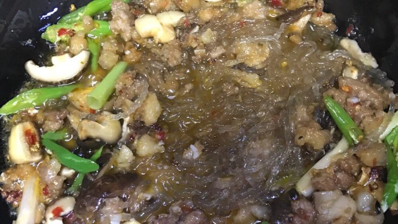 香菇嫩肉粉条,加入酱油 盐 鸡精