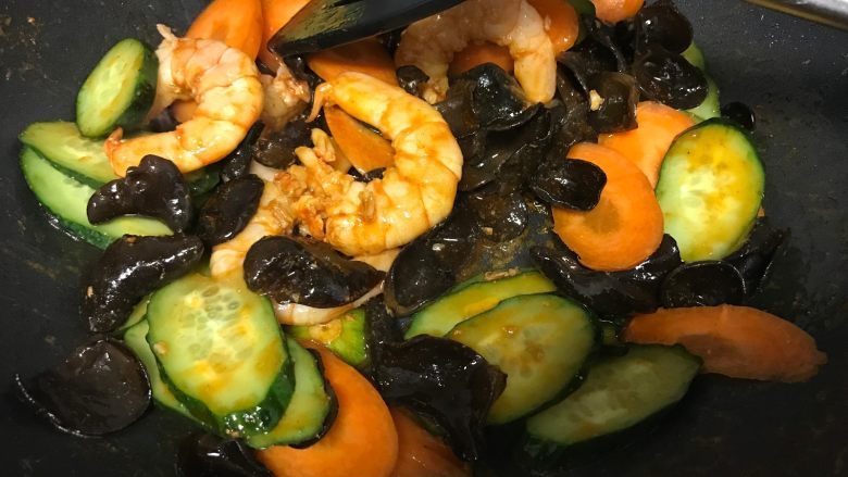 木须大虾,待大虾和木耳基本熟了加入黄瓜片胡萝卜片,翻炒均匀。