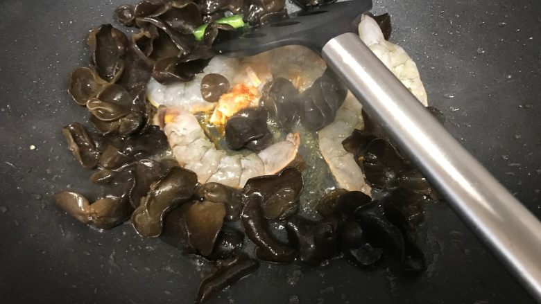 木须大虾,另起锅,加油,热后下入木耳和大虾翻炒均匀。
