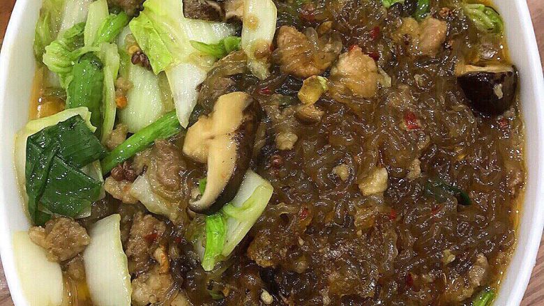 香菇嫩肉粉条,装盘 静静享受美食 请忽略我略微豪放的装盘👩❤️👩l