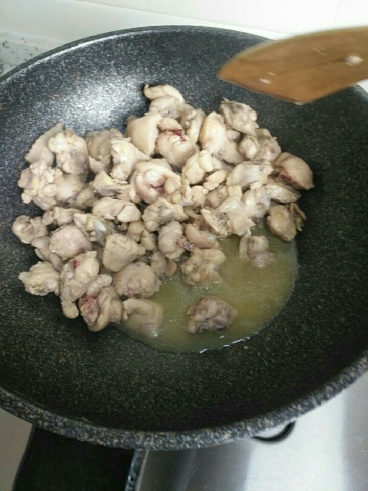 尖椒辣子鸡,鸡水汽很大 就这样炒出水分和腥味'成这样 就把鸡称出来