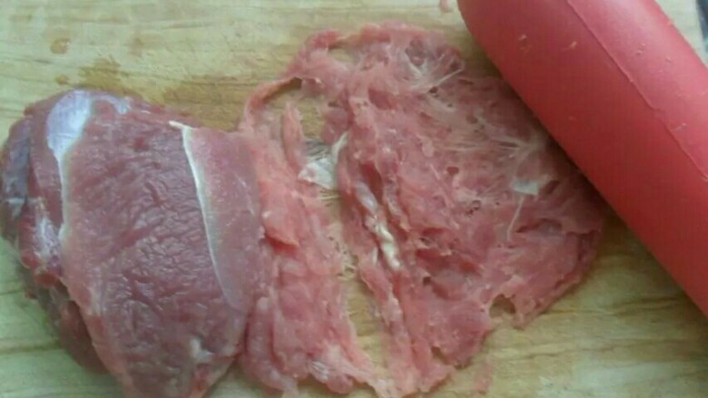 温州瘦肉丸,整块敲打成泥,不能有一粒粒。