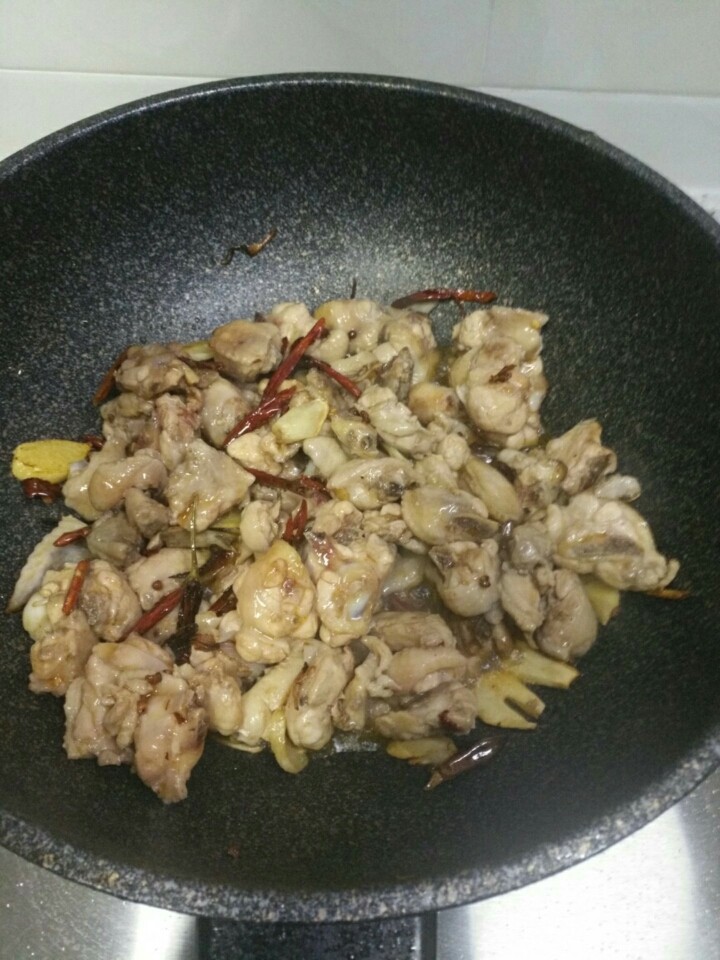 尖椒辣子鸡,鸡肉入锅 翻炒