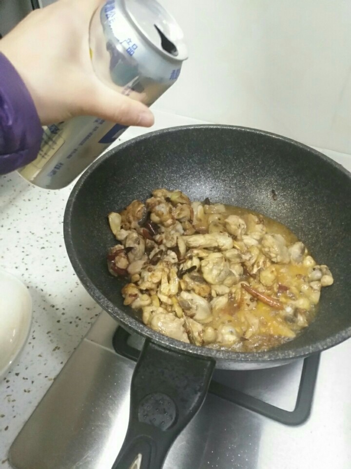 尖椒辣子鸡,一勺<a style='color:red;display:inline-block;' href='/shicai/ 718'>料酒</a> 一勺<a style='color:red;display:inline-block;' href='/shicai/ 762'>老抽</a>鸡肉上色后  一小杯<a style='color:red;display:inline-block;' href='/shicai/ 897'>啤酒</a>  一小杯水  汤汁不要超过鸡肉一半。  大火炒香  最后加加两勺盐两勺<a style='color:red;display:inline-block;' href='/shicai/ 10588'>糖</a>