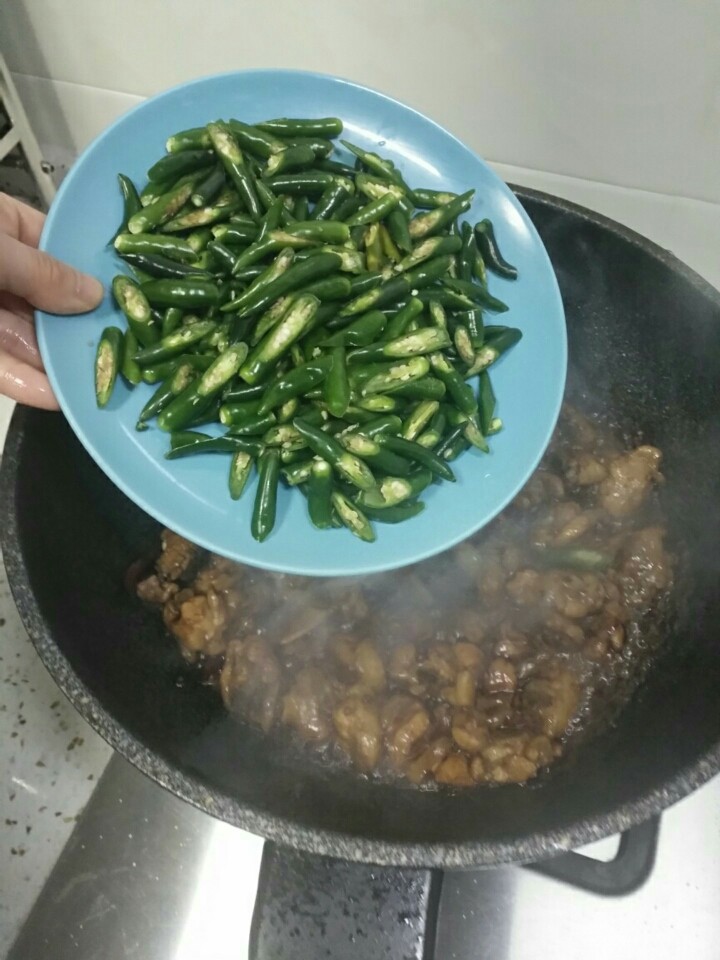 尖椒辣子鸡,<a style='color:red;display:inline-block;' href='/shicai/ 8778'>尖椒</a>入锅 这香味哈哈