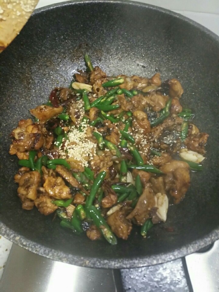 尖椒辣子鸡,拍几个蒜瓣入锅翻炒下 最后关火鸡精。