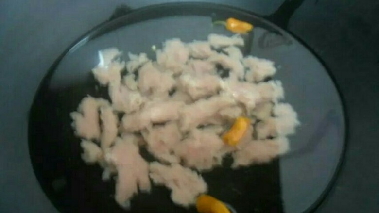温州瘦肉丸,煮开水用筷子夹一粒粒下锅,放过辣椒一起煮,煮到浮上来就熟了。
