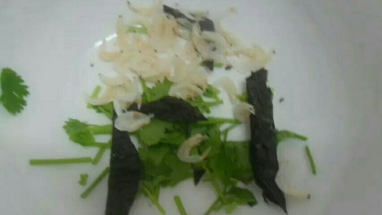 温州瘦肉丸,碗里准备紫菜,虾皮,香菜,榨菜【家里刚好没有就没有放】,米醋适量,味精盐适量。