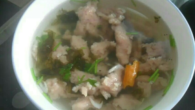 温州瘦肉丸,把煮好的瘦肉丸/羹倒在碗里,一碗酸辣的瘦肉丸就做好了。