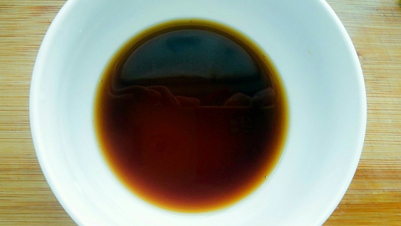 小炒千叶豆腐,关键步骤来了，兑碗汁。
在碗中倒入适量的<a style='color:red;display:inline-block;' href='/shicai/ 768'>香醋</a>、<a style='color:red;display:inline-block;' href='/shicai/ 692'>酱油</a>、盐、<a style='color:red;display:inline-block;' href='/shicai/ 756'>鸡精</a>、<a style='color:red;display:inline-block;' href='/shicai/ 3729'>白糖</a>，搅拌均匀。
（盐和醋的量一定要少，加一丢丢提味就可以了）