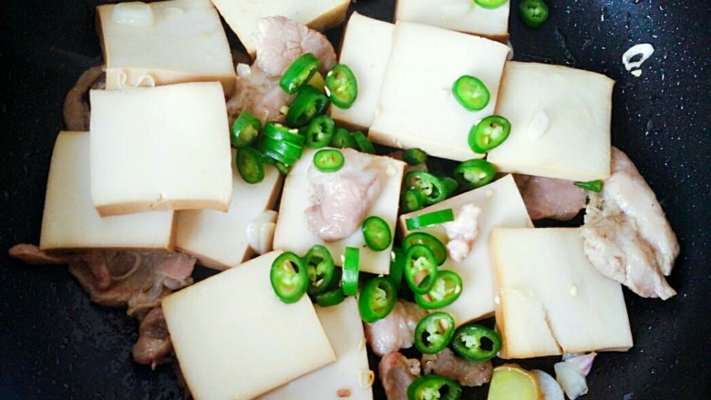 小炒千叶豆腐,下入杭椒,继续翻炒