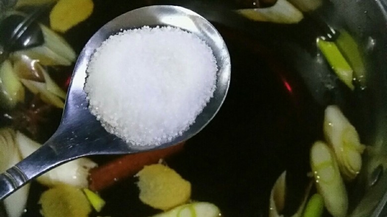 家常鸡腿两吃,放入适量的盐,要稍淡一些(汤渐少会增咸)。