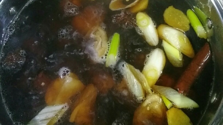 家常鸡腿两吃,先尝尝味道,除了稍淡些之外,其他均可时,倒入已焯水的鸡腿。