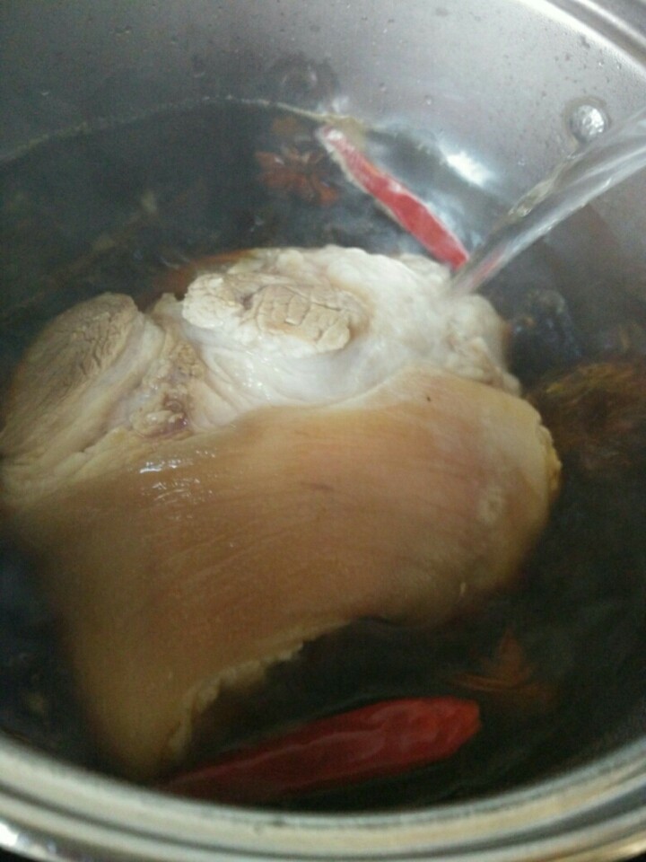 红烧蹄膀,把蹄膀放进去大火炖开,倒入几乎没过蹄膀的热水