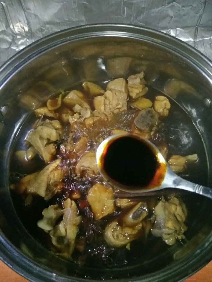 家常鸡腿两吃,再放入1匙老抽(用于着色)