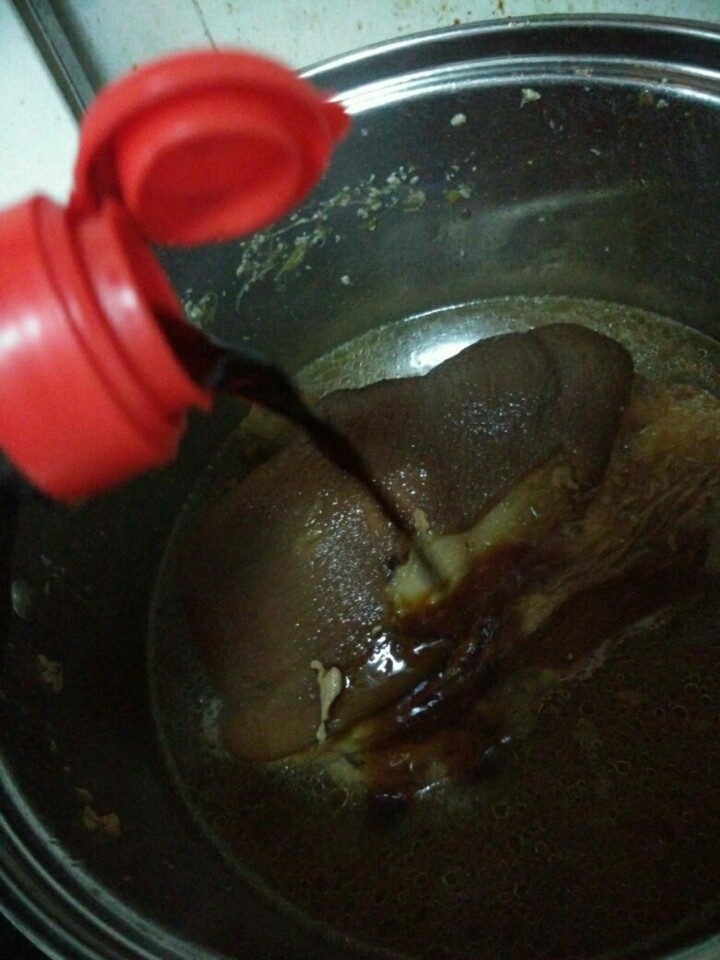 红烧蹄膀,炖了汤汁剩三分之一后把大料杂物捞出来,加入生抽