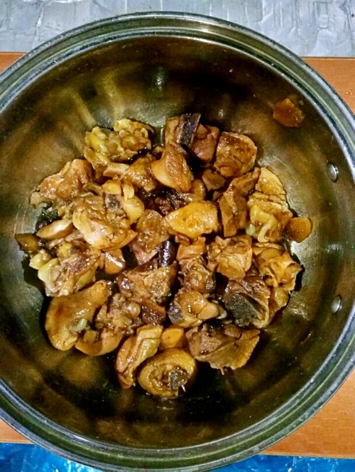 家常鸡腿两吃,鸡腿熟了,大火收汁。收汁时,不要用勺,要通过端锅摇动,让鸡腿均匀上色,以免把鸡腿弄碎。可留一点儿汤汁,避免糊锅。关火。