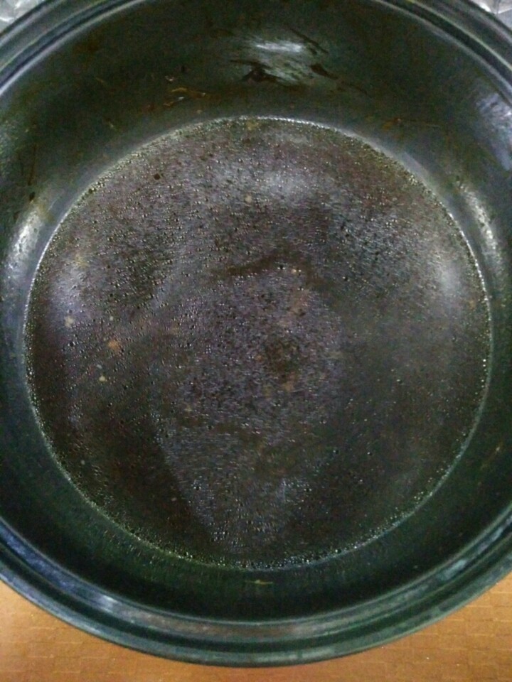 家常鸡腿两吃,把之前盛出备用的汤,倒回锅里,重新开火加热。