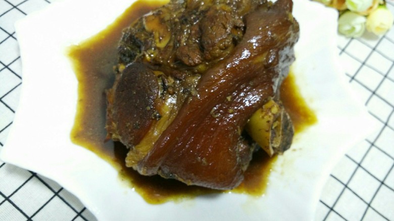 红烧蹄膀,猪皮1弹,肉质软烂,油脂已经在炖煮过程中大大减少,吃起来一点油腻的感觉都没有