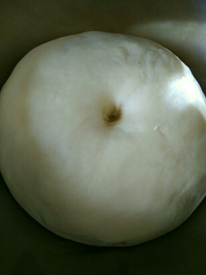 椰蓉毛毛虫面包,面团发酵至两倍大,拿出来排气
