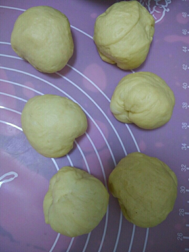 椰蓉毛毛虫面包,分成六份松弛几分钟