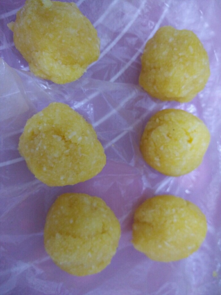 椰蓉毛毛虫面包,椰蓉馅也分成六份