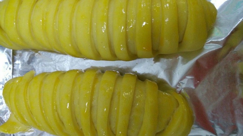 椰蓉毛毛虫面包,其他面团也如此做好,放烤箱发酵功能进行二发,发至两倍大涂上<a style='color:red;display:inline-block;' href='/shicai/ 59311'>鸡蛋液</a>
