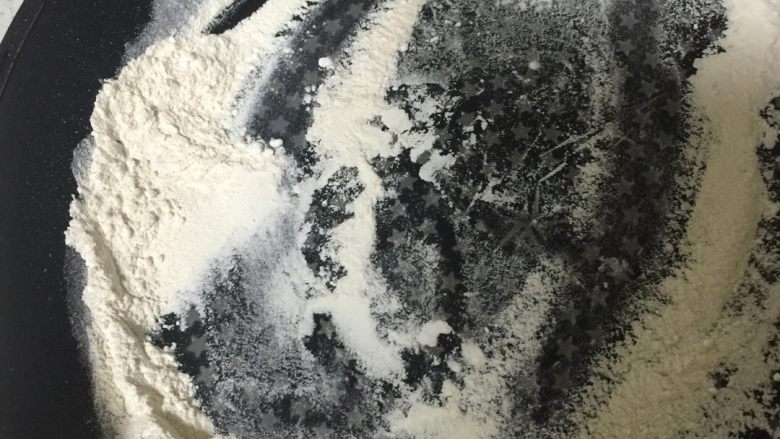 新版驴打滚,把糯米粉少量炒一下,做手粉待用