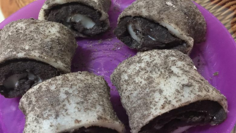 新版驴打滚,卷起来,卷紧了,然后用刀切成一段一段