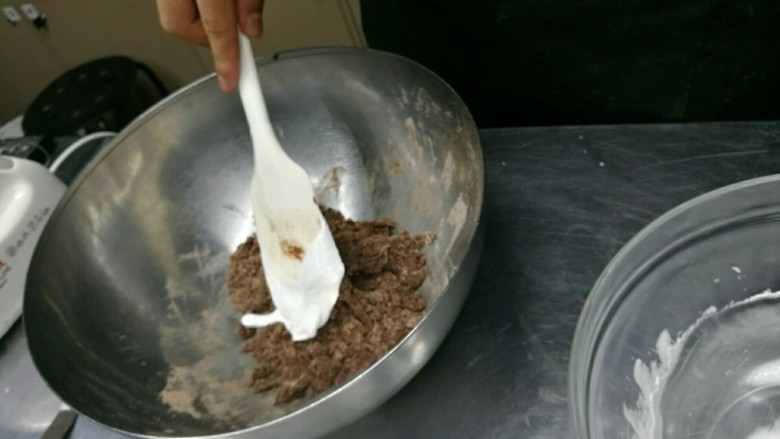 无添加色素的一款马卡龙,待蛋白降到手温以下温度,分三次加入可可杏仁粉混合物中搅拌