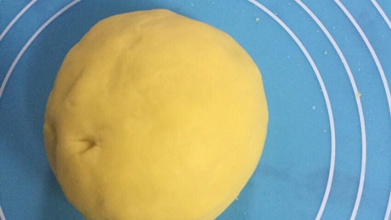 自制磨牙饼干,面团揉好之后,静置15分钟左右。