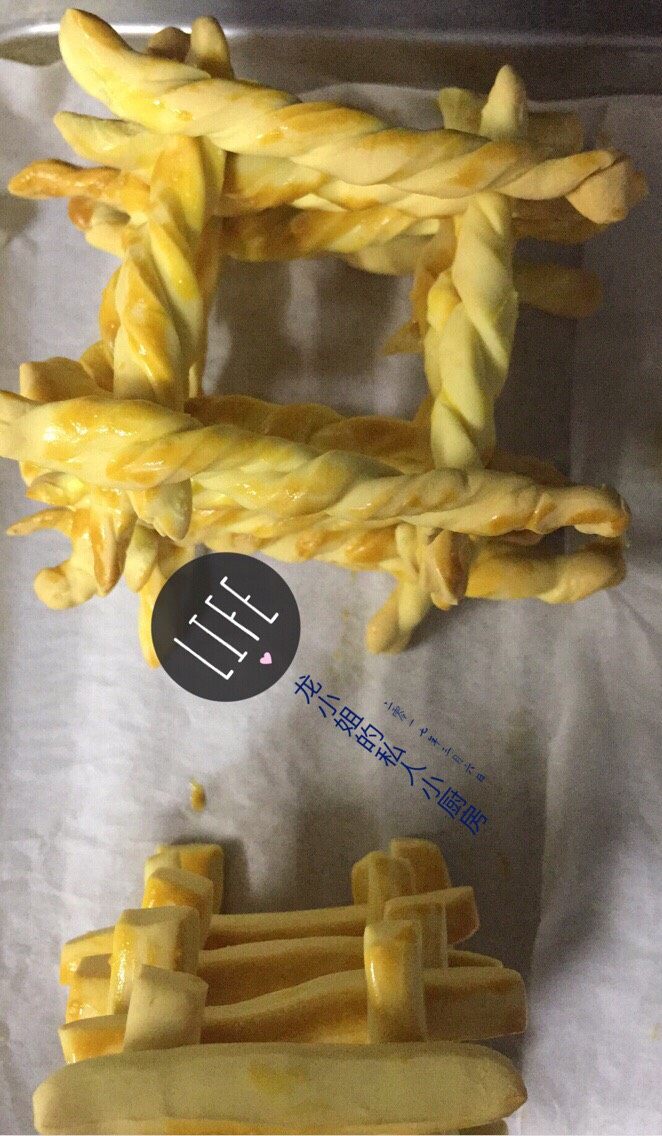 自制磨牙饼干,烤箱200度,上下火预热十分钟。将摆好盘的饼干放入烤箱,160度的火力,烤25分钟。