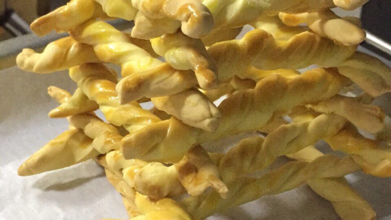 自制磨牙饼干,烤好之后,自然晾凉,装密封罐即可。