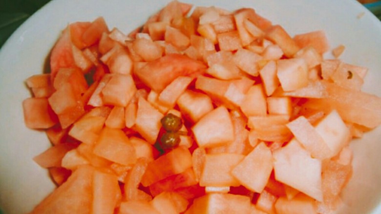 泡菜鲫鱼,泡萝卜切丁