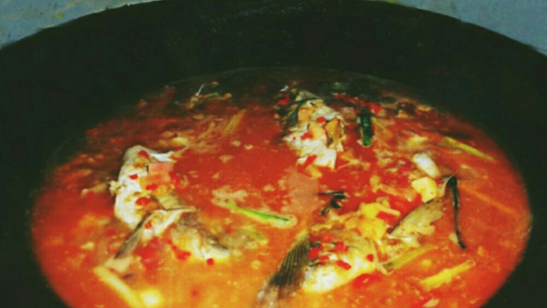 泡菜鲫鱼,鱼下锅