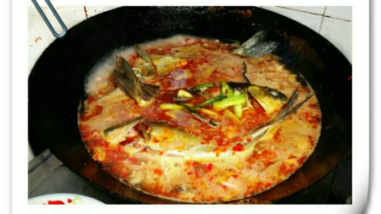 泡菜鲫鱼,煮沸腾了一两分钟 放入少许鸡精 就可以了