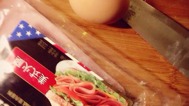 炒鸡简单的培根炒饭,基本食材，鸡蛋打散备用