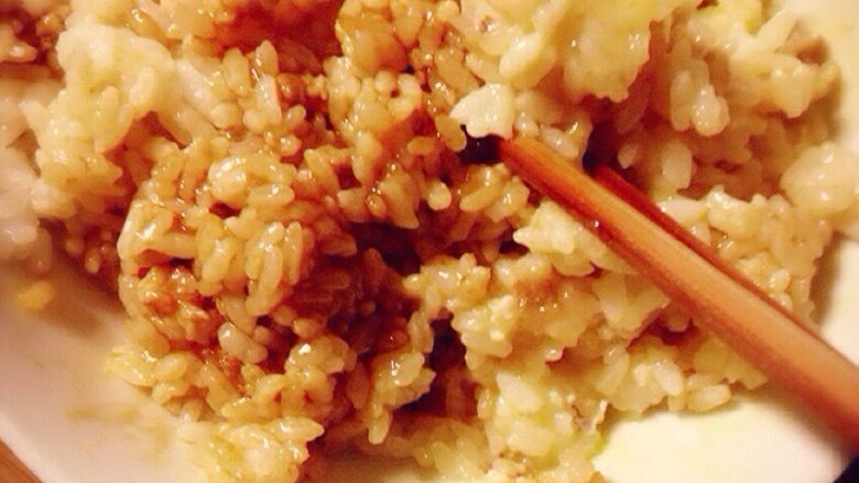 炒鸡简单的培根炒饭,把打散的鸡蛋液和海鲜汁和米饭拌均