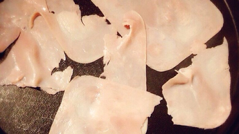 炒鸡简单的培根炒饭,<a style='color:red;display:inline-block;' href='/shicai/ 443'>培根</a>在平底锅少许煎一下，然后拿出来备用